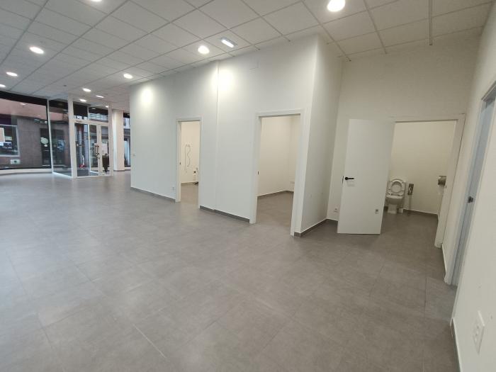 Se alquila bajo comercial acondicionado y con amplio escaparate